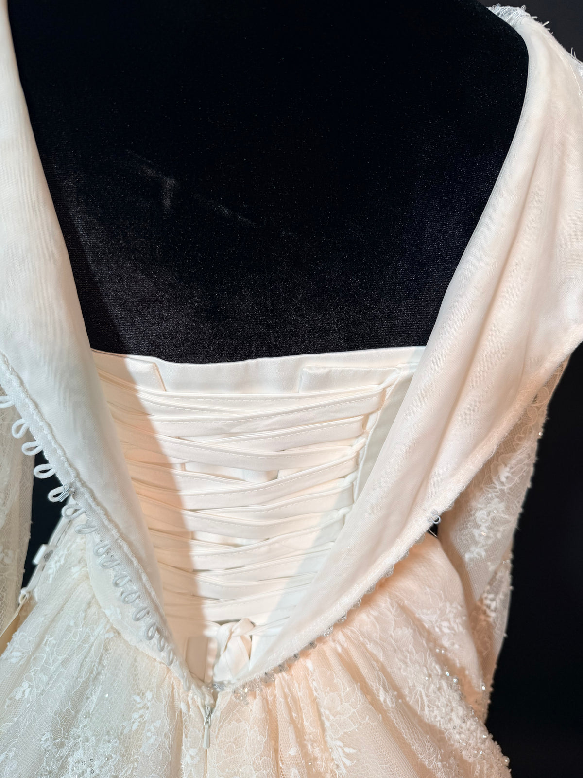 Wedding dress with sparkle lace — photograph 10 of 10
