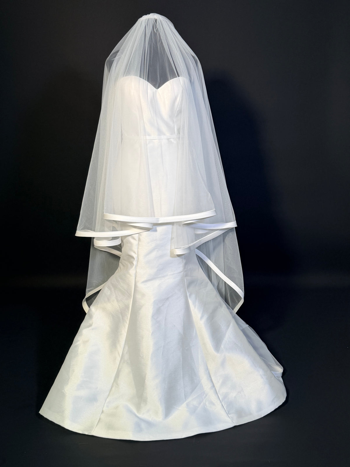 Floor-Length Veil with Satin Ribbon Edge — photograph 4 of 4